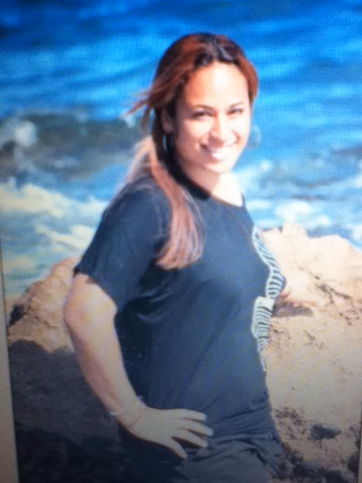 454005799_3188961307903612_6329590339331646379_n Justina, 30, smiles on a beach with the ocean in the background.